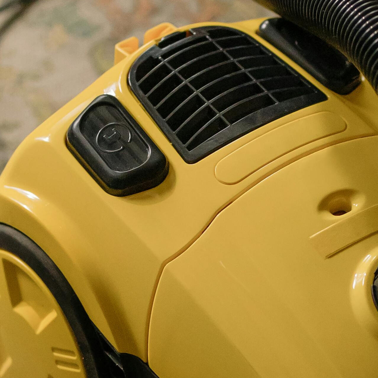 Żółty odkurzacz na dywanie